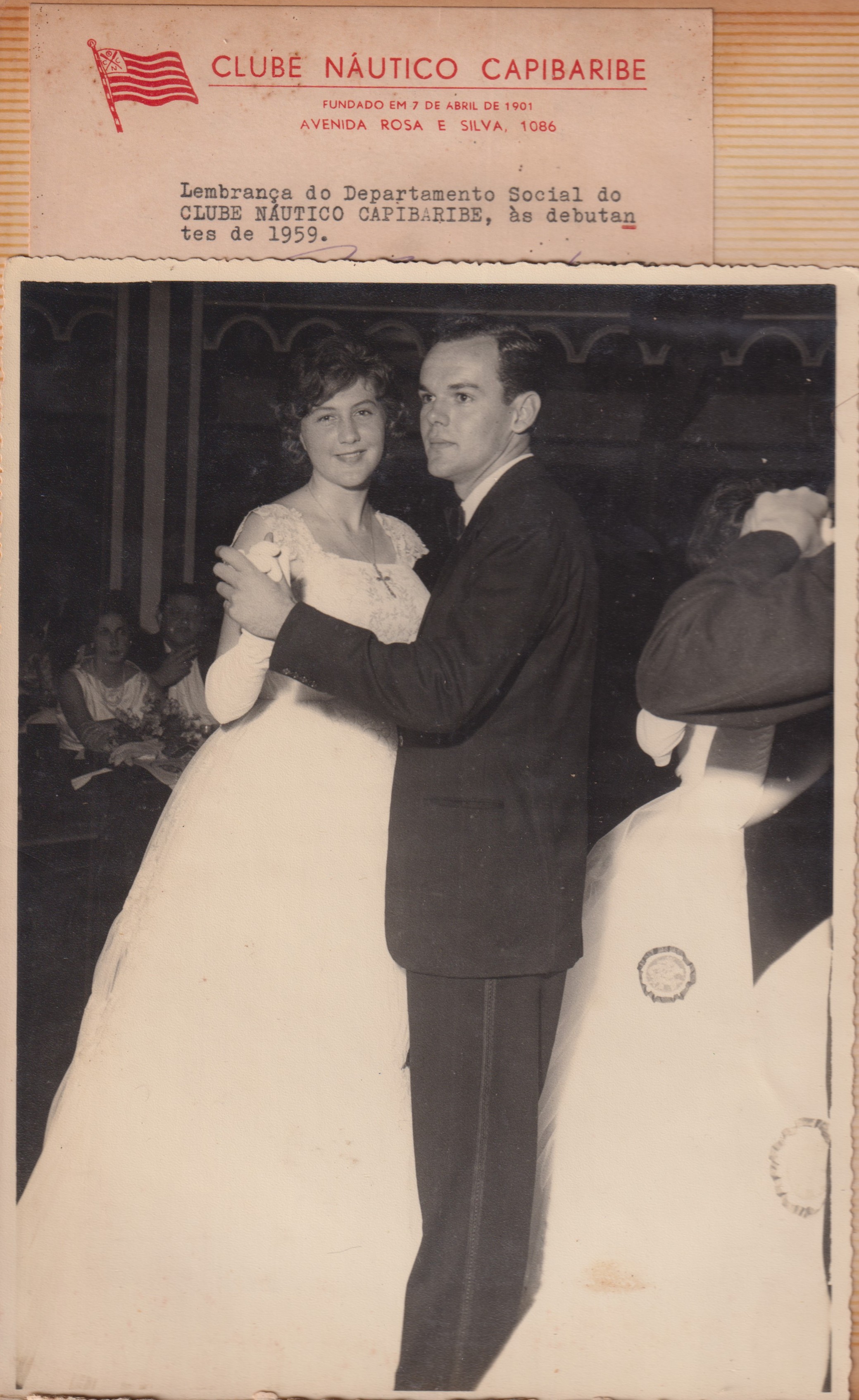 Vitoria Cleaver posa para foto durante o momento da dança em seu baile de debutantes, realizado no Clube Náutico Capibaribe, em Recife.